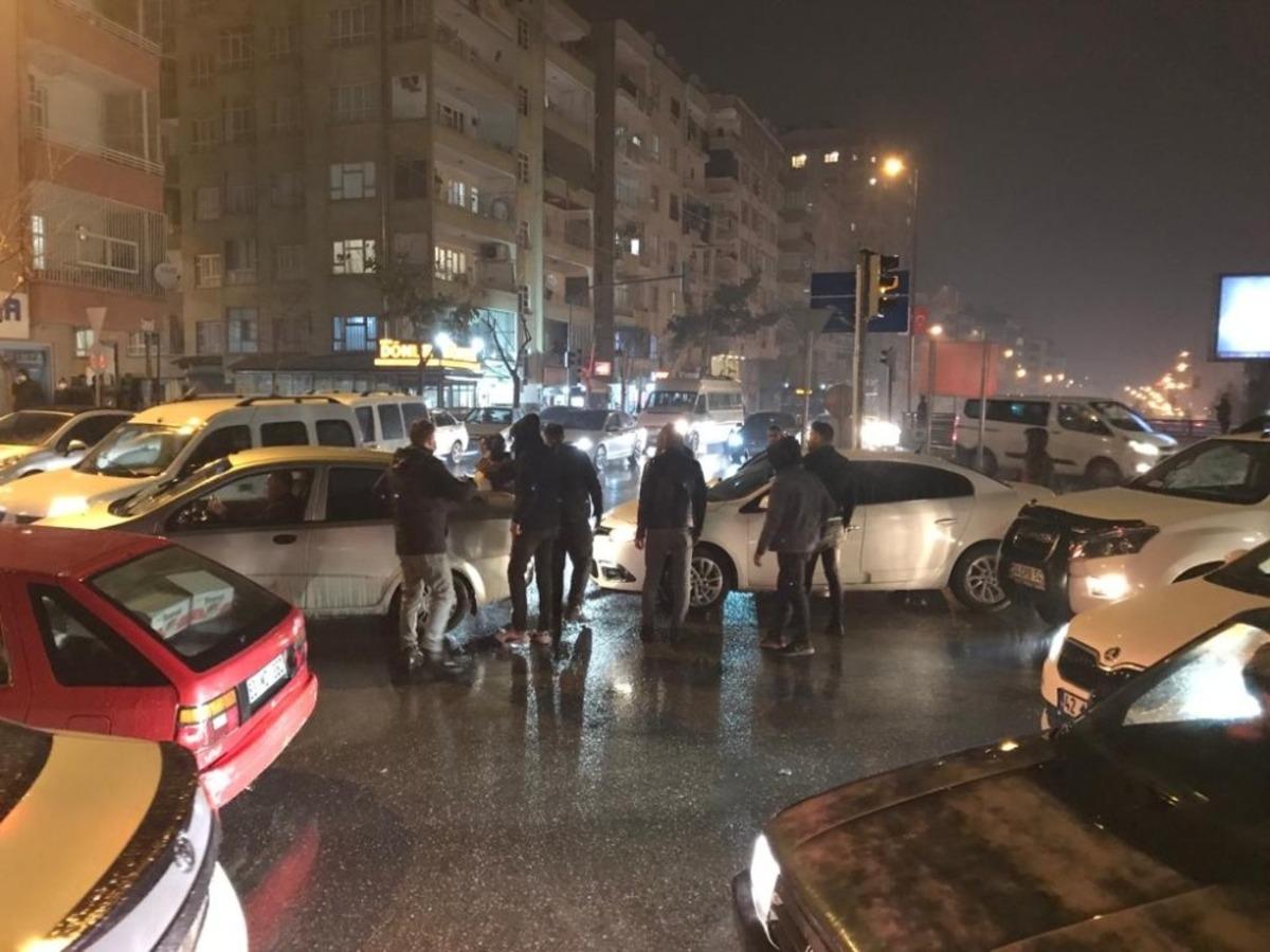Kısıtlama &ouml;ncesi trafikte gerginlik, s&uuml;r&uuml;c&uuml;ler sopaları &ccedil;ıkarttı