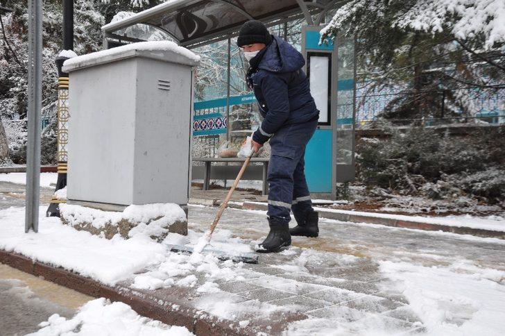 Kütahya’da karla mücadele ekipleri 24 saat esasına göre çalışıyor G5