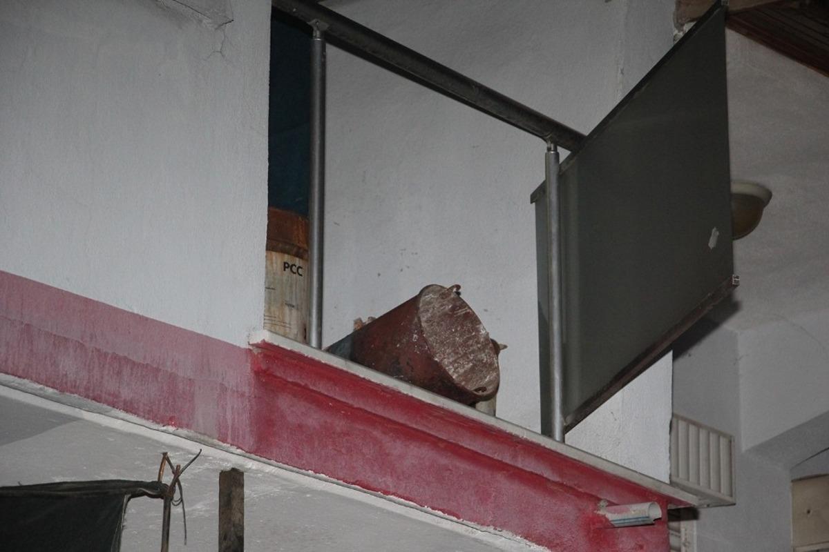 Soba kovası hazırlamak isterken ikinci kattan beton zemine &ccedil;akıldı