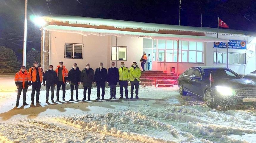 Vali Makas, karla m&uuml;cadele ekipleriyle bir araya geldi