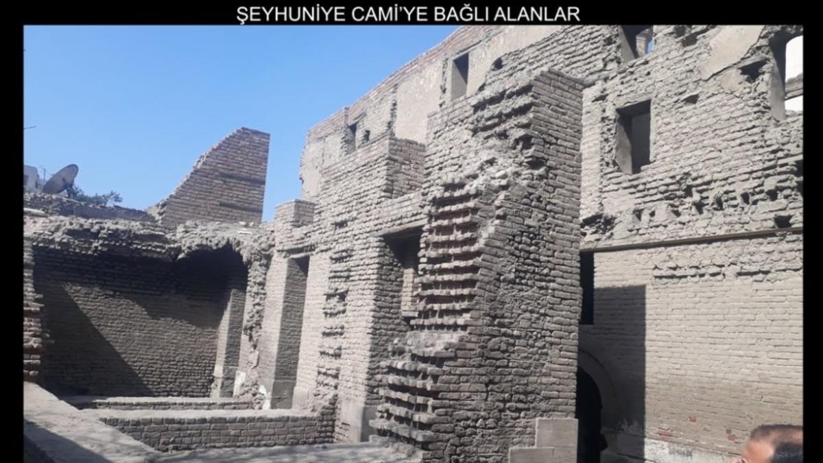 Bayburt Belediyesi, Ekmel&uuml;dd&icirc;n Baberti&rsquo;nin Mısır&rsquo;da bulunan kabrinin fotoğraflarını paylaştı