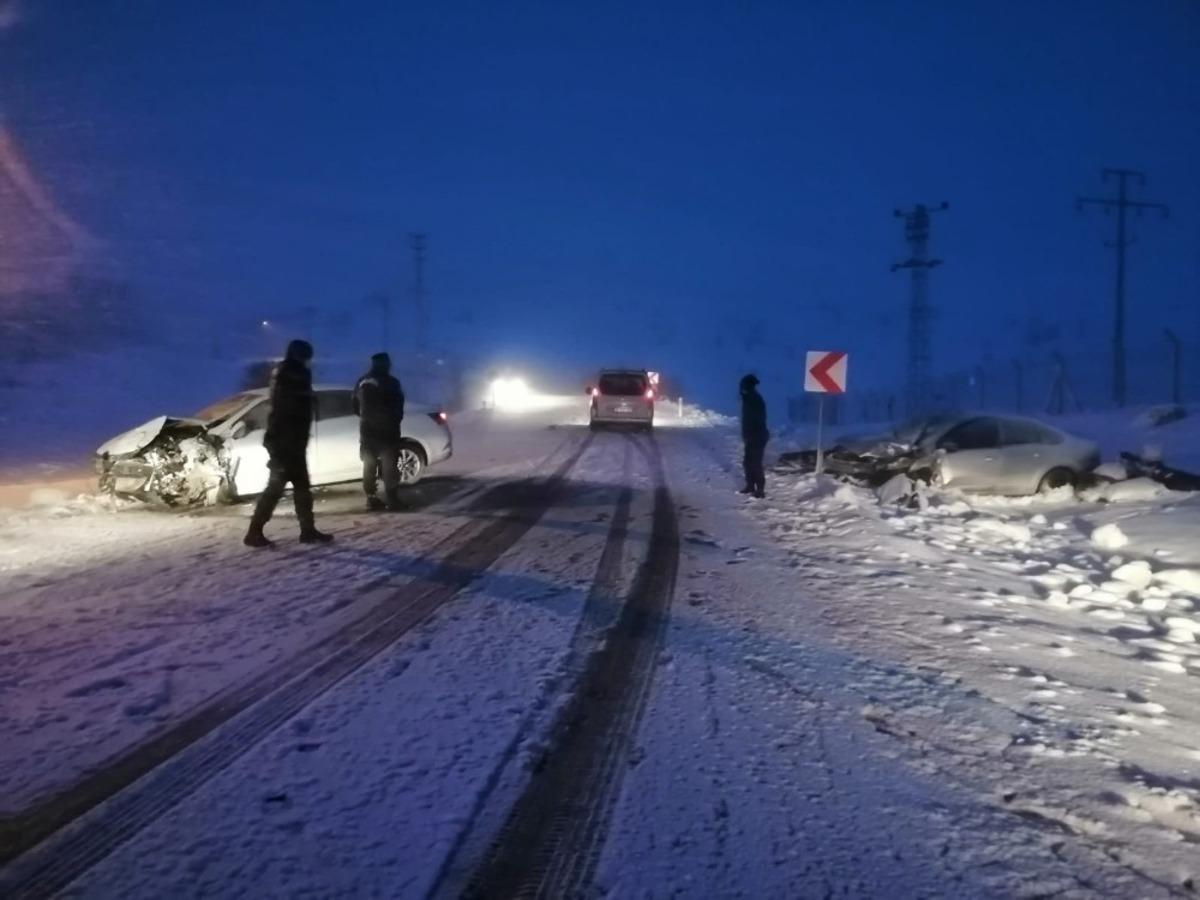 Otomobiller &ccedil;arpıştı: 5 yaralı