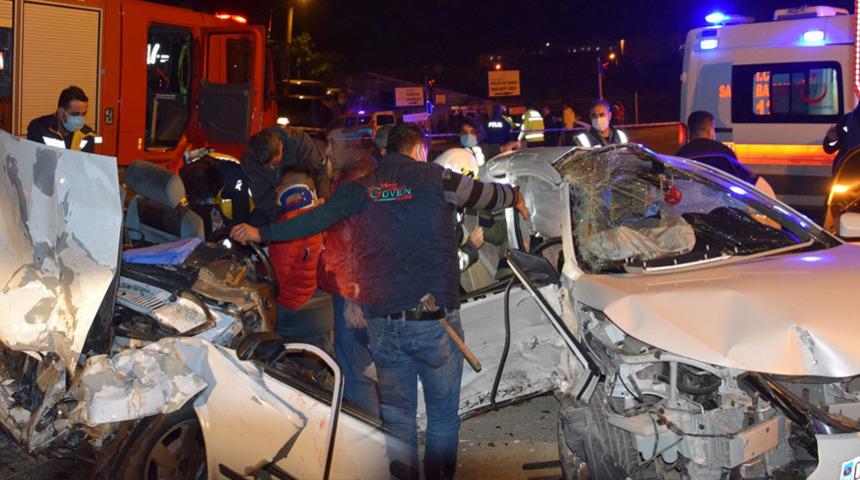 Antalya'da feci kaza! İki otomobil &ccedil;arpıştı: 3 &ouml;l&uuml;, 4 yaralı