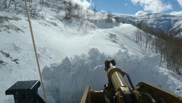 Köy yollarında kar kalınlığı yer yer 2-3 metreye yükseldi G3