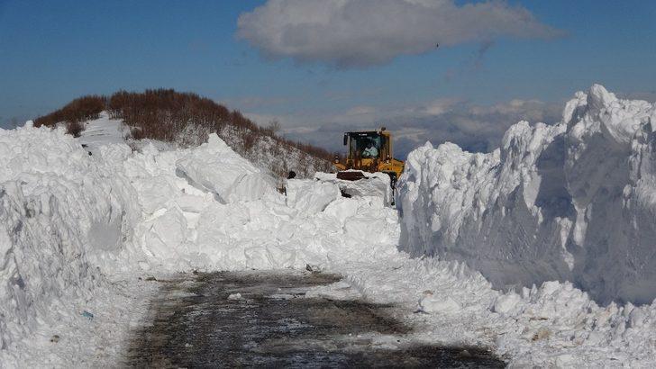 Köy yollarında kar kalınlığı yer yer 2-3 metreye yükseldi G4