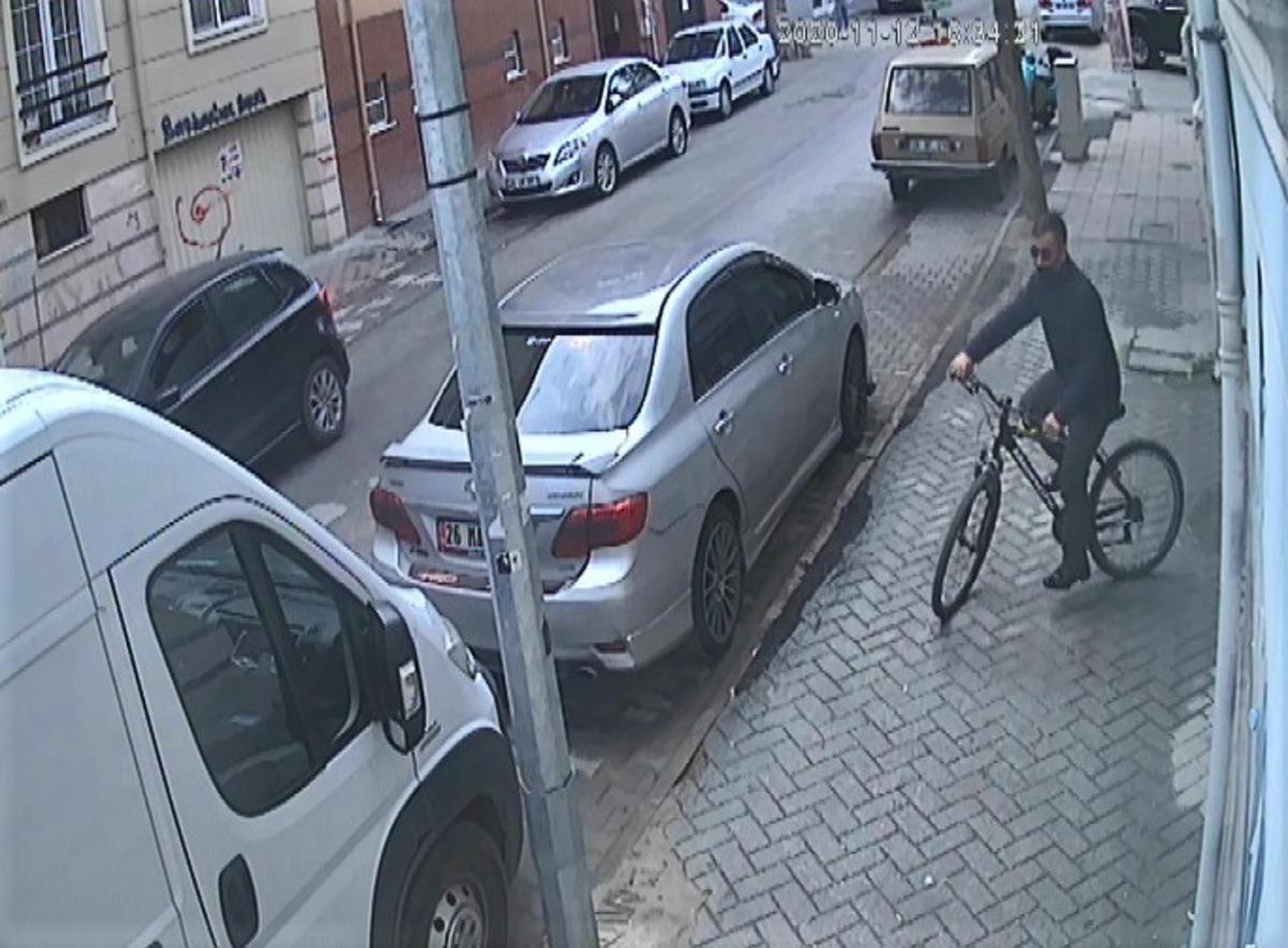 Kapıları zile basarak a&ccedil;tıran bisiklet hırsızı g&uuml;venlik kameralarında