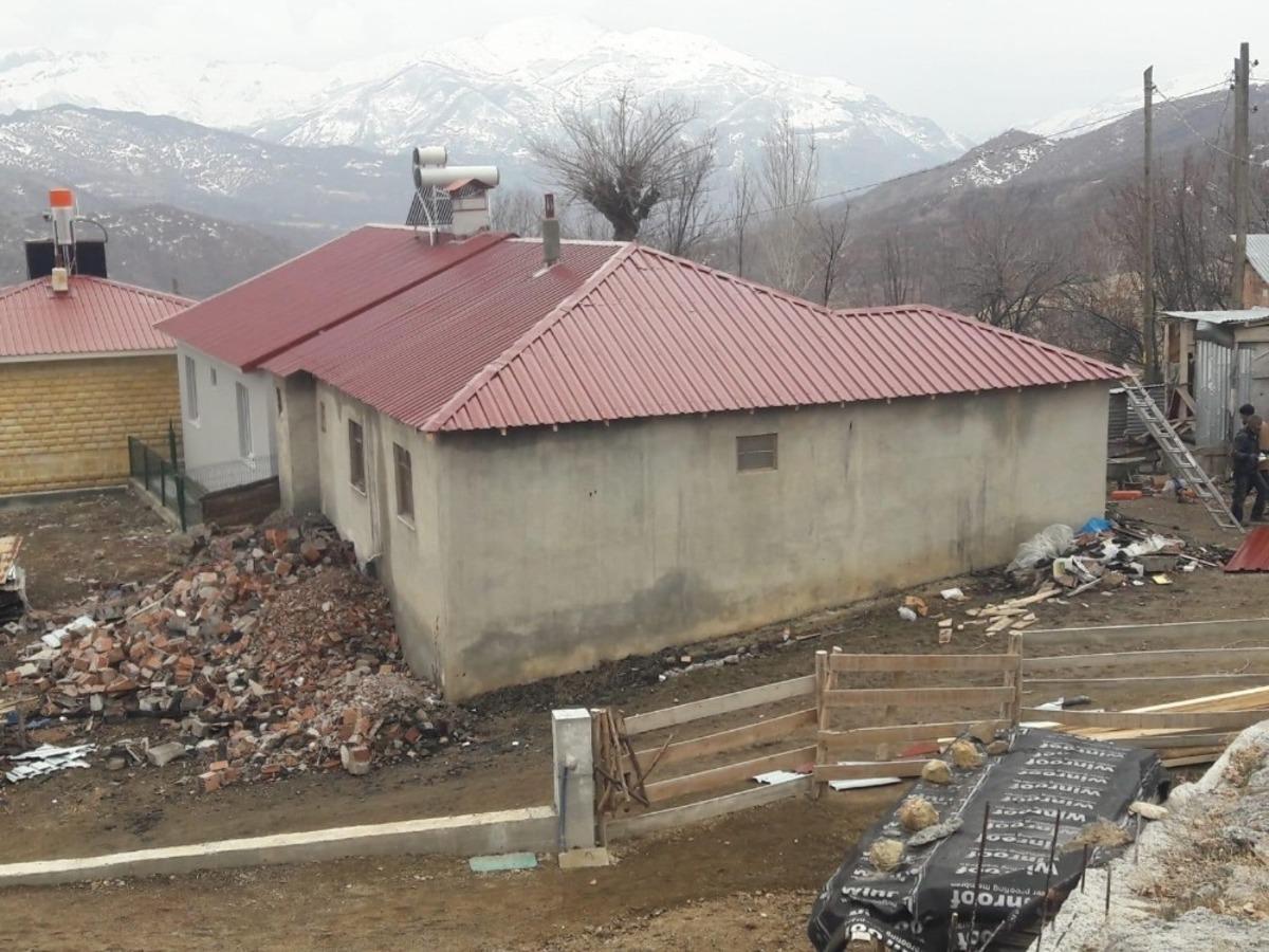 Yanan evin &ccedil;atısını kaymakamlık yaptırdı