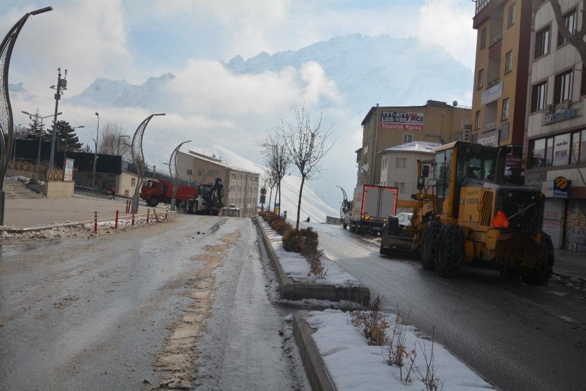 Boş caddeler yerini belediye &ccedil;alışmasına bıraktı