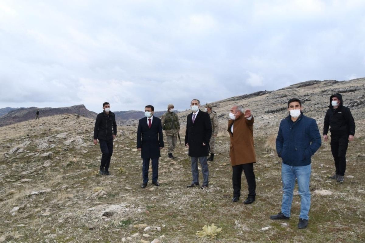 Vali &Ccedil;uhadar afet konutlarının yapılacağı alanı inceledi