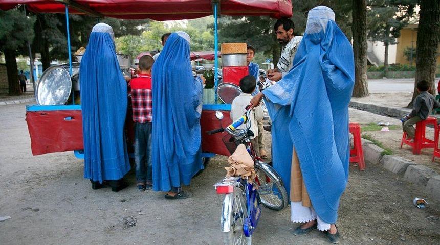Taliban'dan &ccedil;ok eşlilik uyarısı: D&uuml;şmanlarımıza malzeme veriyor