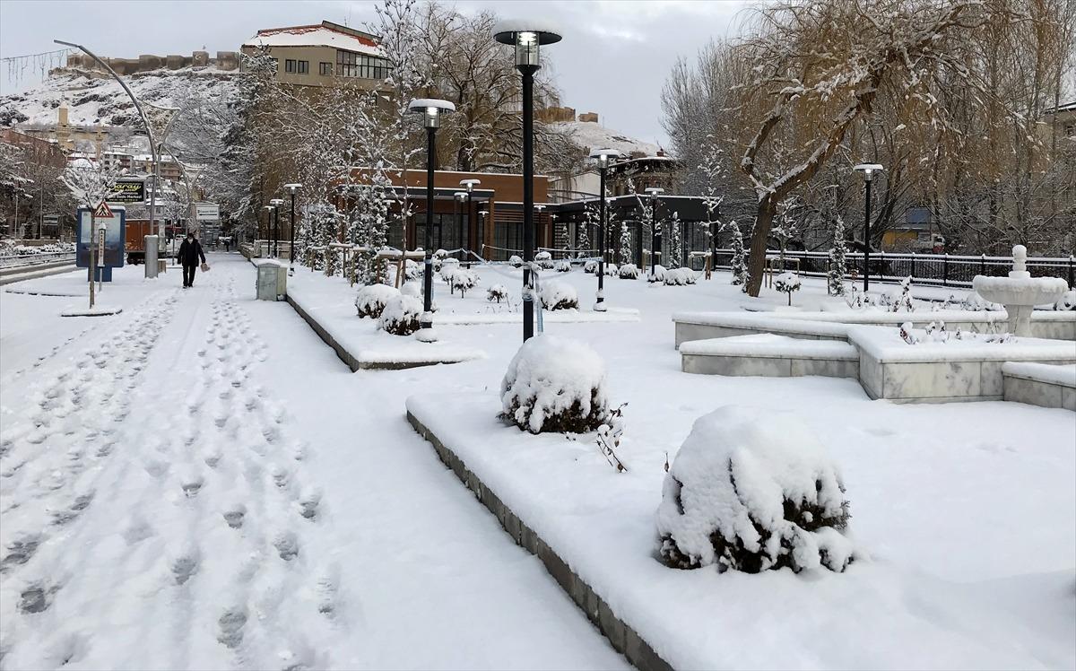 Karadeniz'de 5 ilde kar yağışı devam ediyor