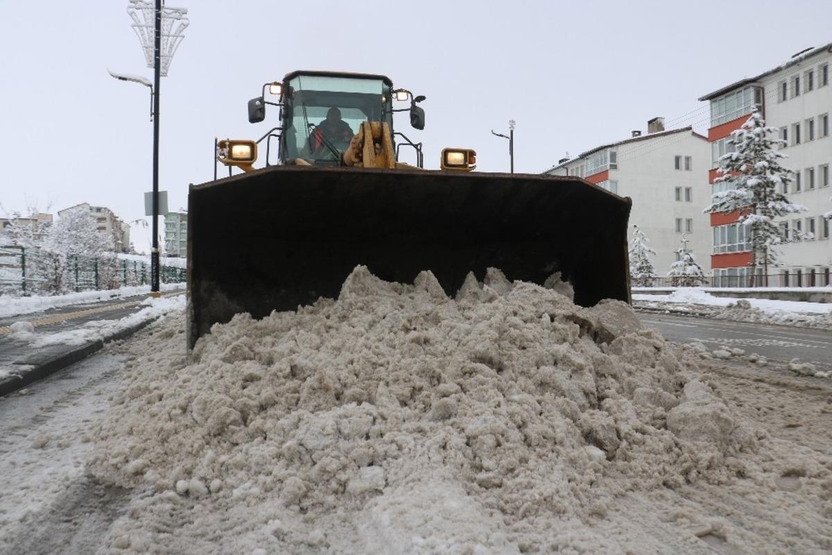 Sivas&rsquo;ta karla m&uuml;cadele aralıksız s&uuml;r&uuml;yor