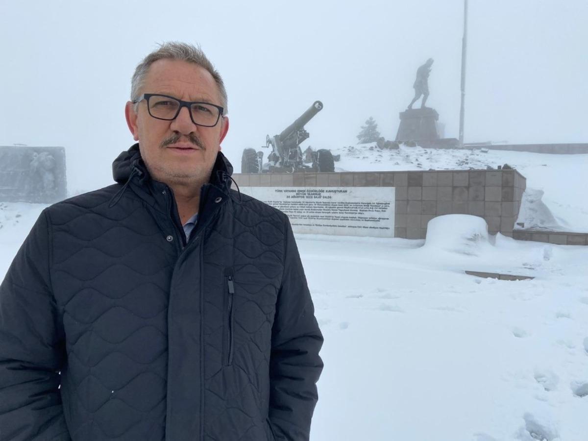 Kar altındaki Kocatepe&rsquo;ye zorlu ulaşım