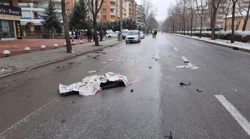 Acı olay: Kazada can verdi, dağıttığı gazetelerle cansız bedeni örtüldü