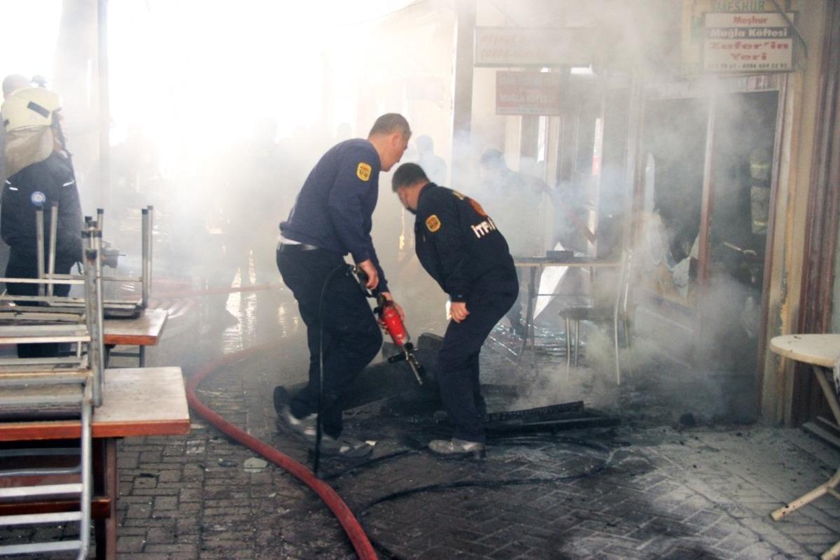 Tarihi Arastadaki k&ouml;fteci işyerinde yangın