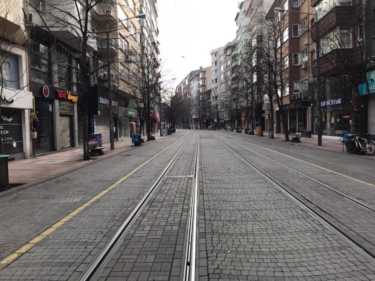 Soğuk hava ve kısıtlamalar caddeleri sessizliğe b&uuml;r&uuml;d&uuml;