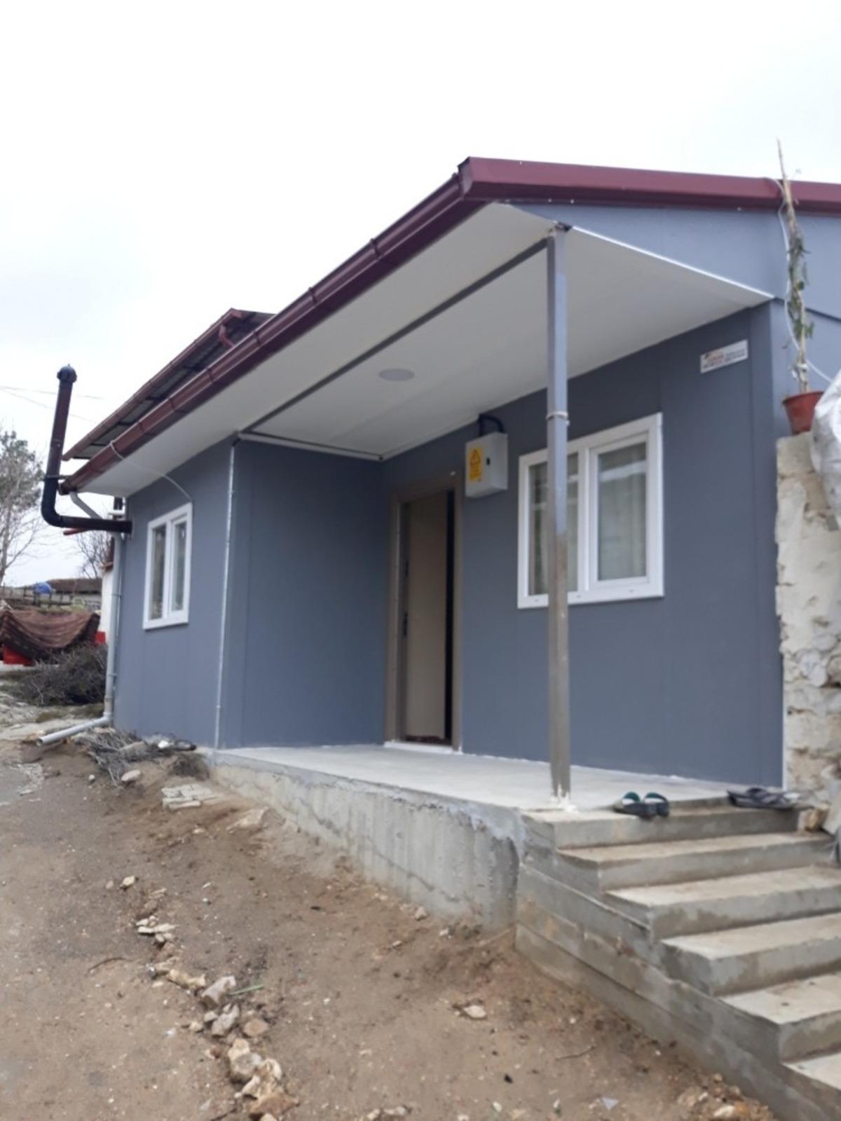 Evi yanan aileye &Ccedil;al Kaymakamlığı umut oldu