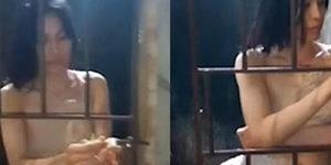 &Uuml;lke bu kızı konuşuyor! 5 yıldır kafeste tutuluyor