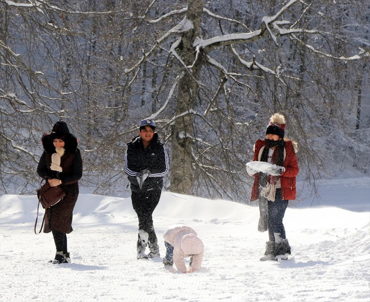 Kartepe'de kayak pistlerinin yarın beklenen yoğun kar yağışının ardından a&ccedil;ılması planlanıyor