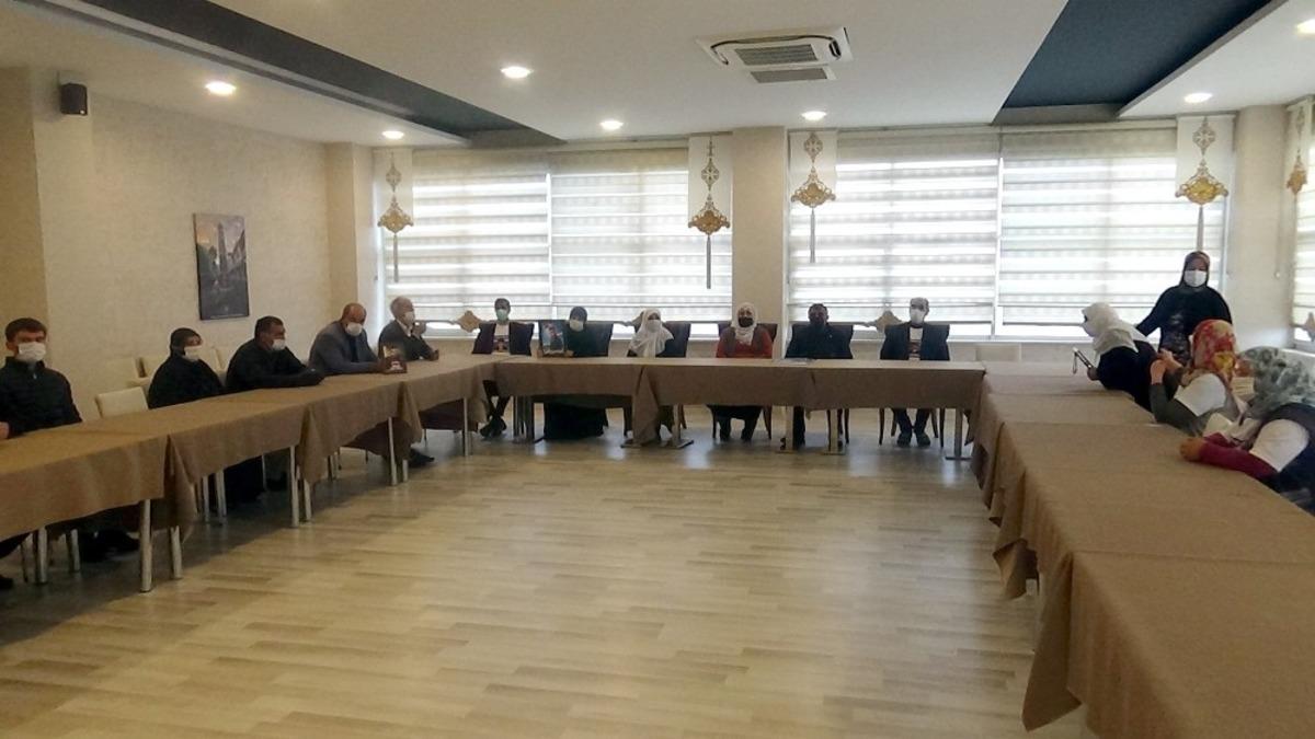 Evlat n&ouml;betine gidemeyen aileler, eylemini kaldıkları otelde devam ettiriyor