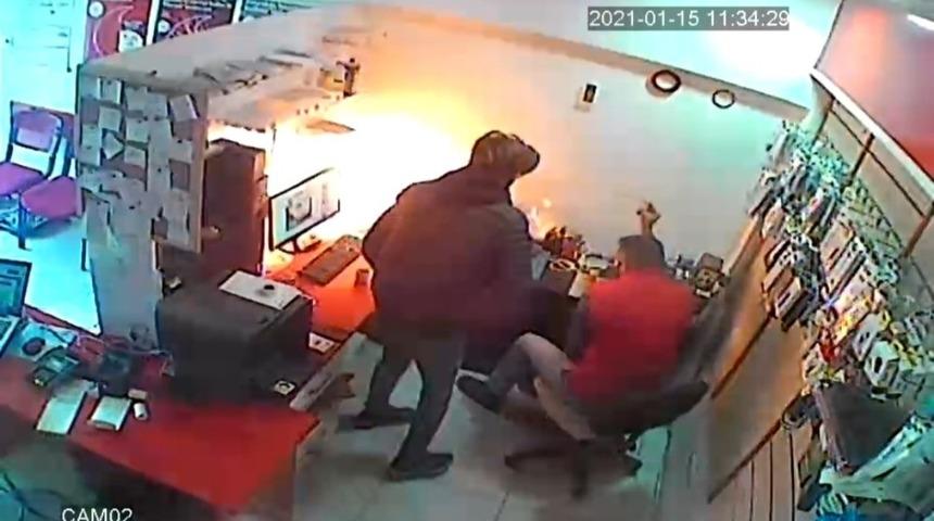 Mardin&rsquo;de batarya telefoncunun elinde patladı