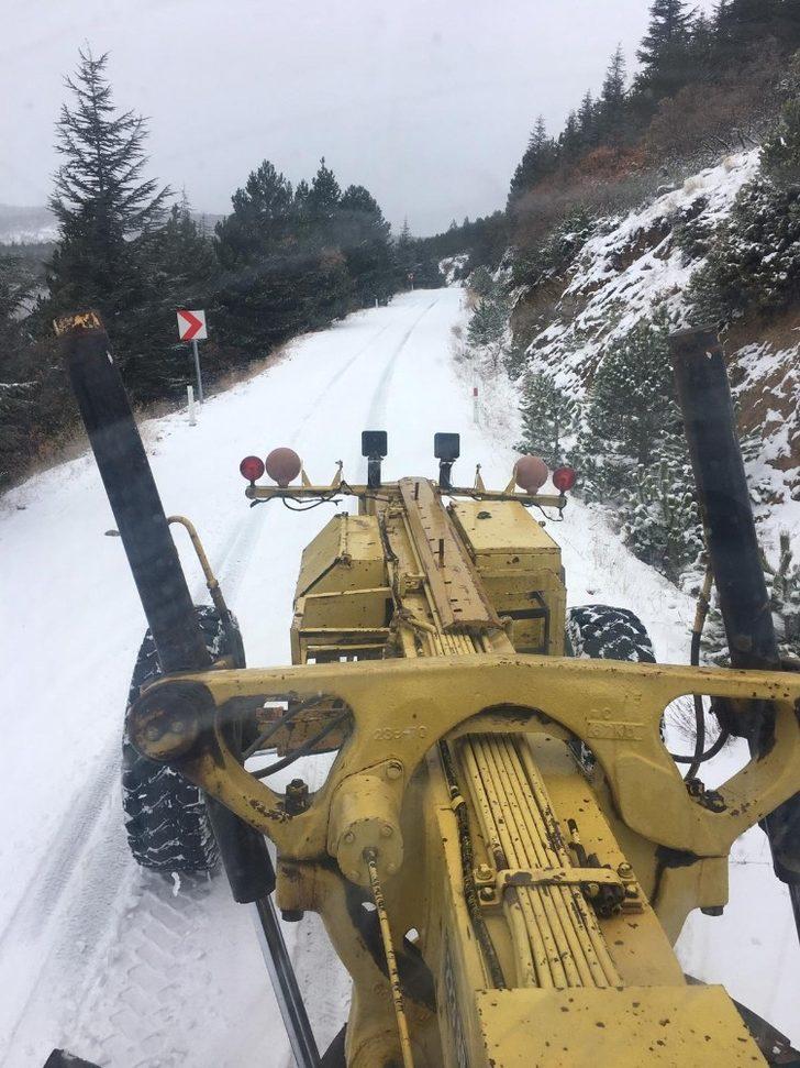 Konya Büyükşehir Belediyesi kar ve buzlanmaya karşı 31 ilçede görev başında G3
