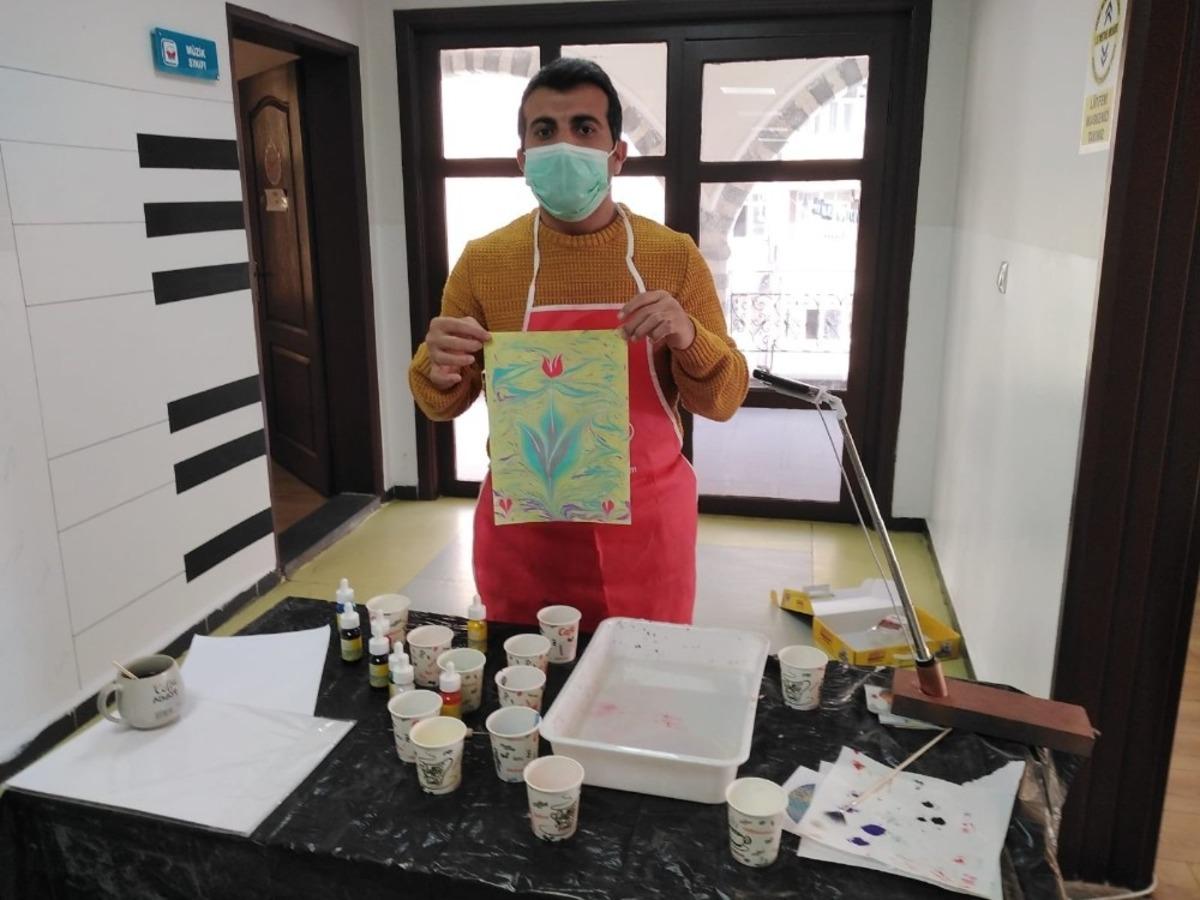 Bilgi Evi &ouml;ğrencilerinden ebru sanatına yoğun ilgi