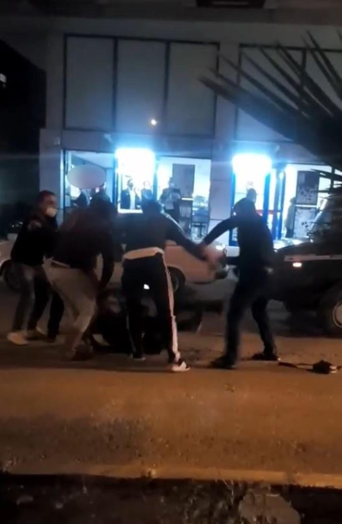 Kazada yaralanmayan motosiklet s&uuml;r&uuml;c&uuml; yediği dayakla hastanelik oldu