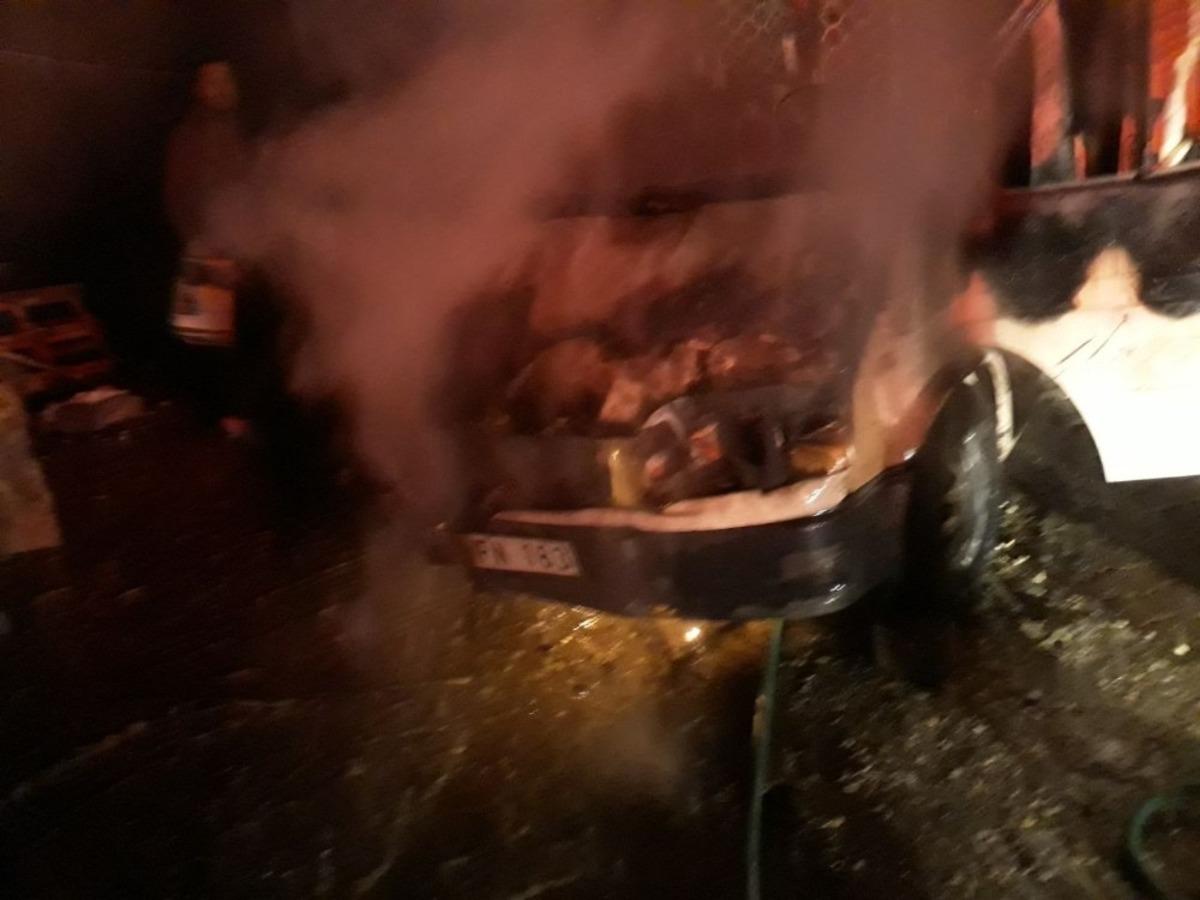 Ara&ccedil;ta başlayan yangın eve sı&ccedil;radı