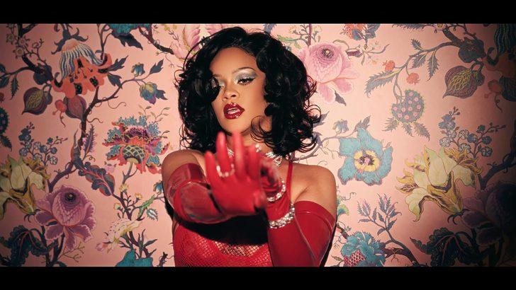 Rihanna Sevgililer Günü koleksiyonunu kendi üzerinde tanıttı!  G2