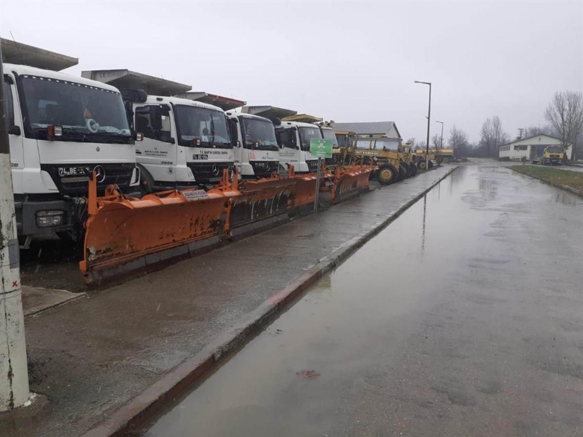 Karda kapanan 32 k&ouml;y yolu a&ccedil;ıldı