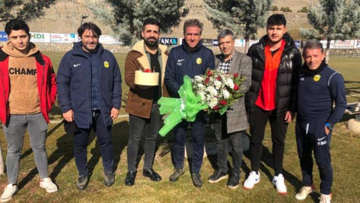 Taraftar Hamzaoğlu'nun doğum gününü kutladı