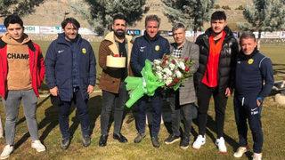 Taraftar Hamzaoğlu'nun doğum gününü kutladı