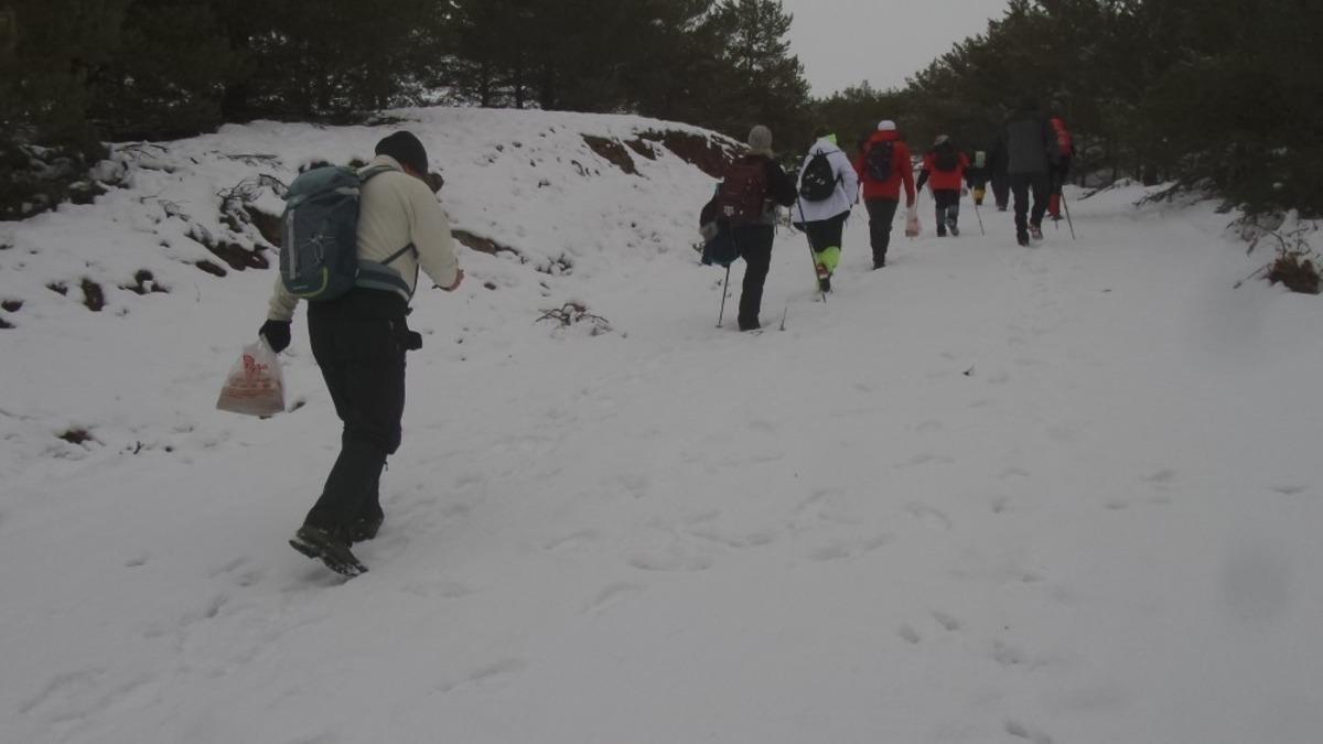 Sivaslı dağcılar bu kez hayvanlar i&ccedil;in tırmandı