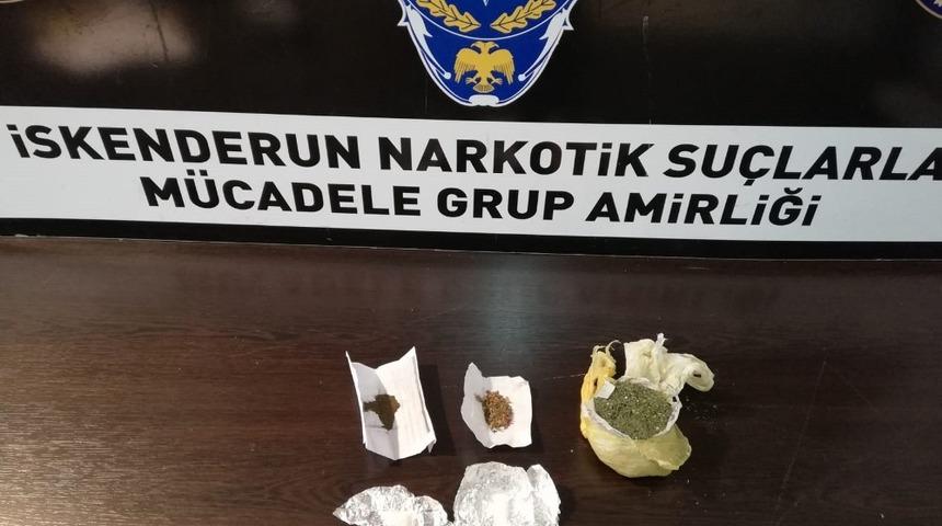 Hatay&rsquo;da otomobilin tavanından uyuşturucu &ccedil;ıktı