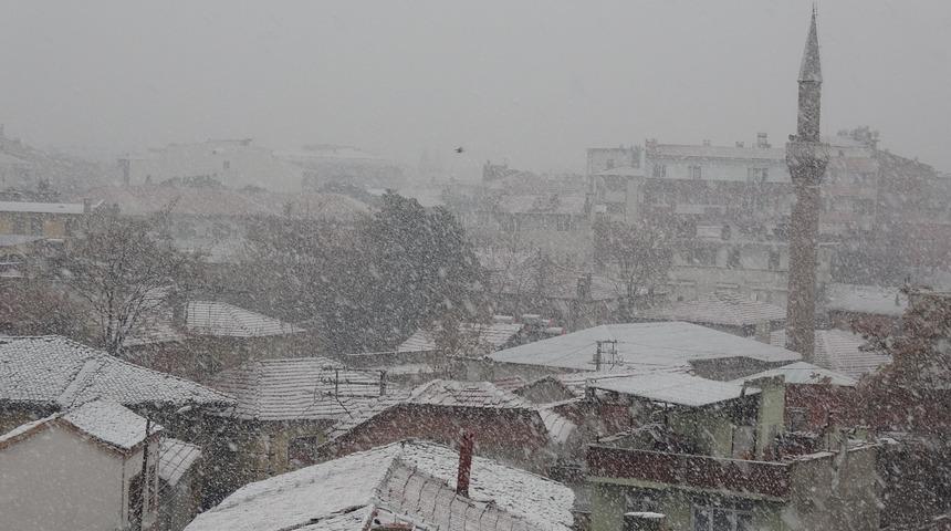 Edremit K&ouml;rfezi'ne 4 yıl sonra kar yağdı
