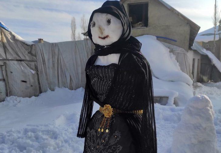 Kardan kadına yöresel elbise fistan giydirdiler G1