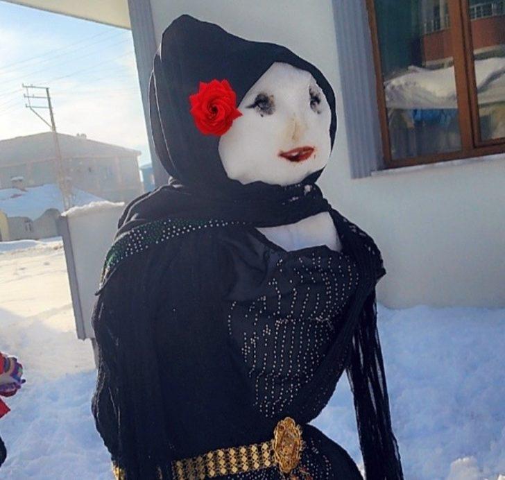 Kardan kadına yöresel elbise fistan giydirdiler G2