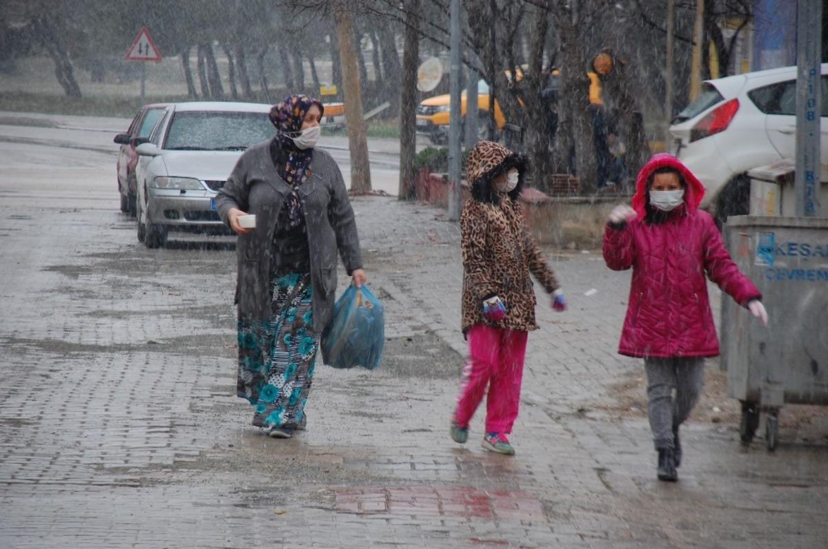 Beklenen kar yağışı Keşan&rsquo;da başladı