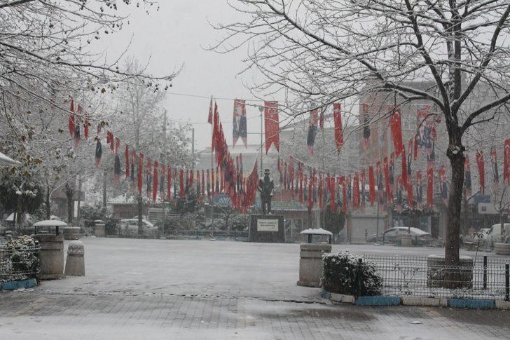 Manyas’ta kar yağışı çocukları sevindirdi G1