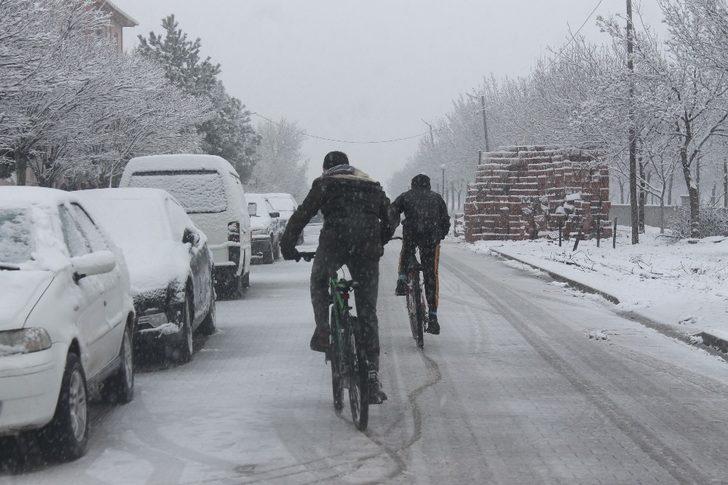 Manyas’ta kar yağışı çocukları sevindirdi G5