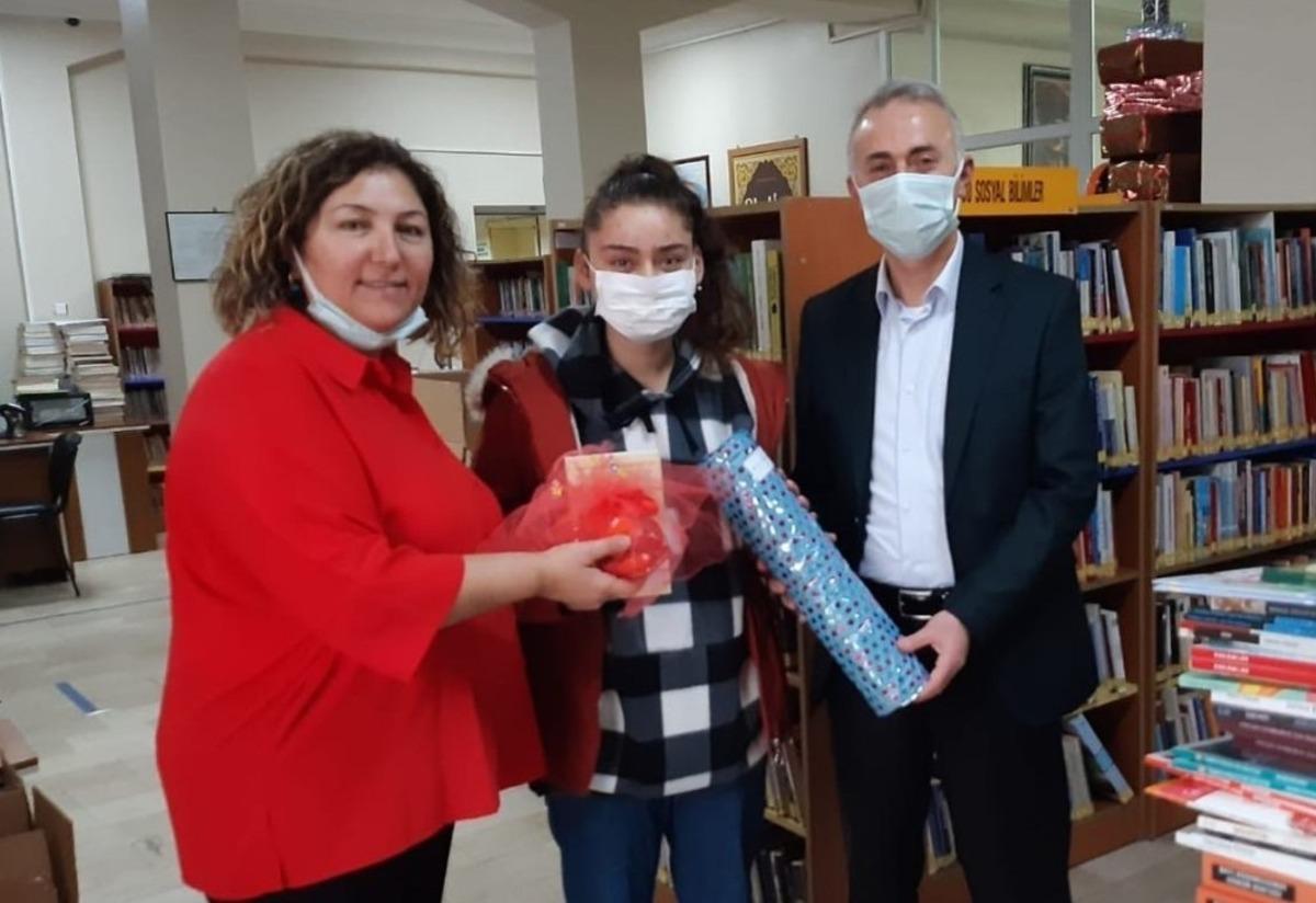 Taşova&rsquo;da kitap kurtları &ouml;d&uuml;llendirildi