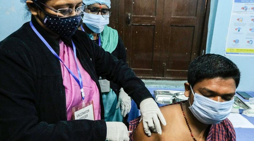 Covid-19 aşısı: 1,3 milyar n&uuml;fuslu Hindistan, d&uuml;nyanın en b&uuml;y&uuml;k aşı programını başlattı