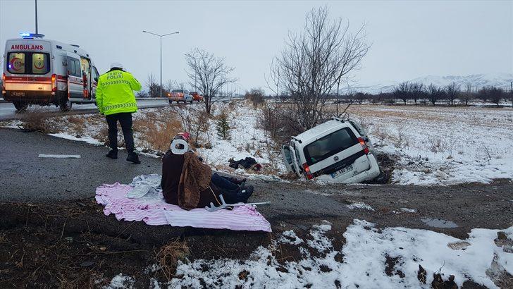 Erzincan'da hafif ticari araç devrildi: 5 yaralı G1