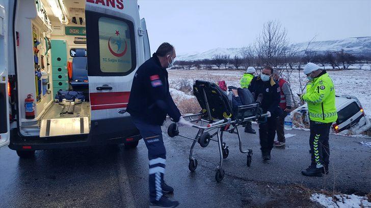 Erzincan'da hafif ticari araç devrildi: 5 yaralı G2