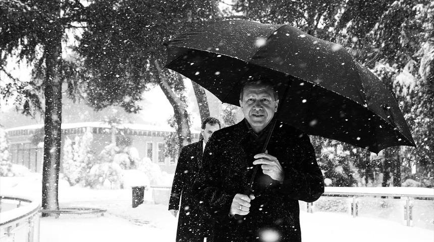 Cumhurbaşkanı Erdoğan'dan kar altında y&uuml;r&uuml;rken fotoğraf paylaşımı