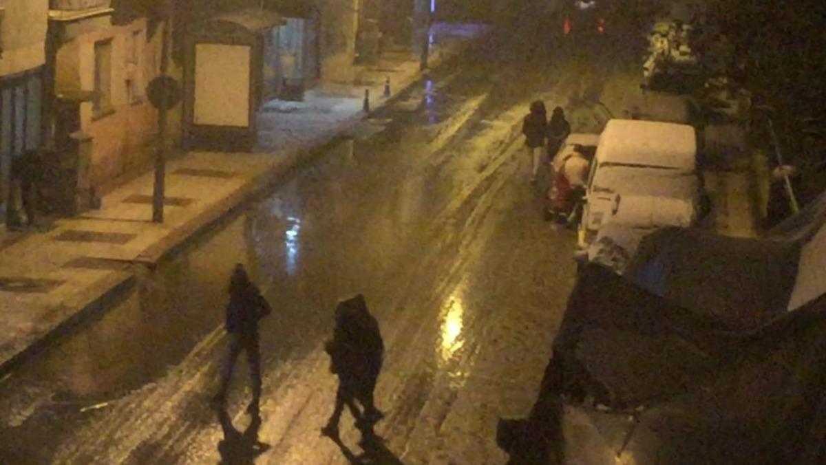 Kar yağdı sokağa &ccedil;ıkma kısıtlamasını unuttular