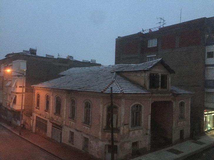 Kar yağdı sokağa çıkma kısıtlamasını unuttular G2