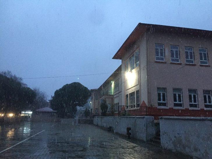 Kar yağdı sokağa çıkma kısıtlamasını unuttular G3