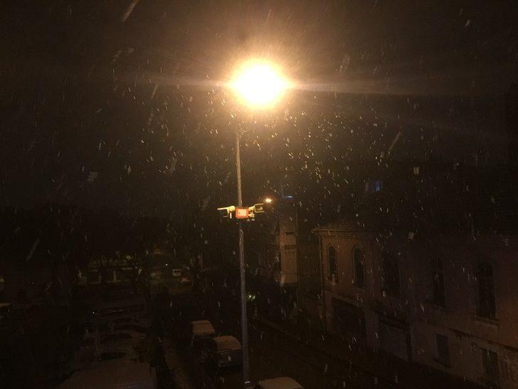 Kar yağdı sokağa çıkma kısıtlamasını unuttular G4